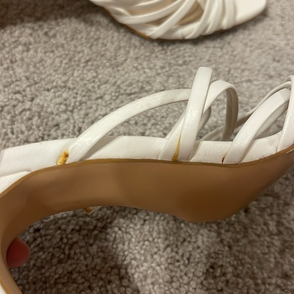 Maurice’s white strappy heels size 6. - Picture 7 of 8